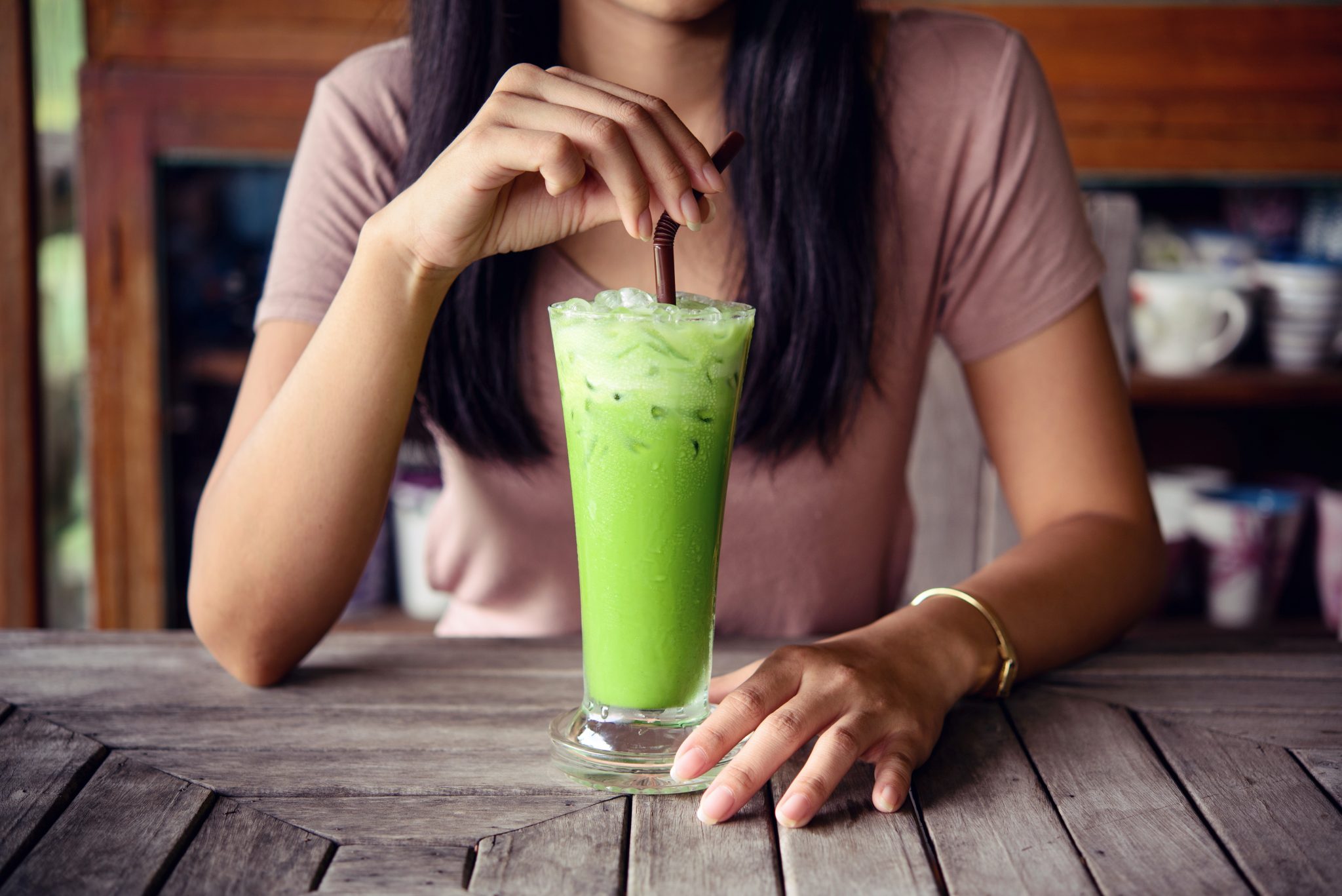 Зеленый попит. Девушка со смузи. Девушка пьет коктейль. Девушка с зеленым смузи. Коктейль для похудения.
